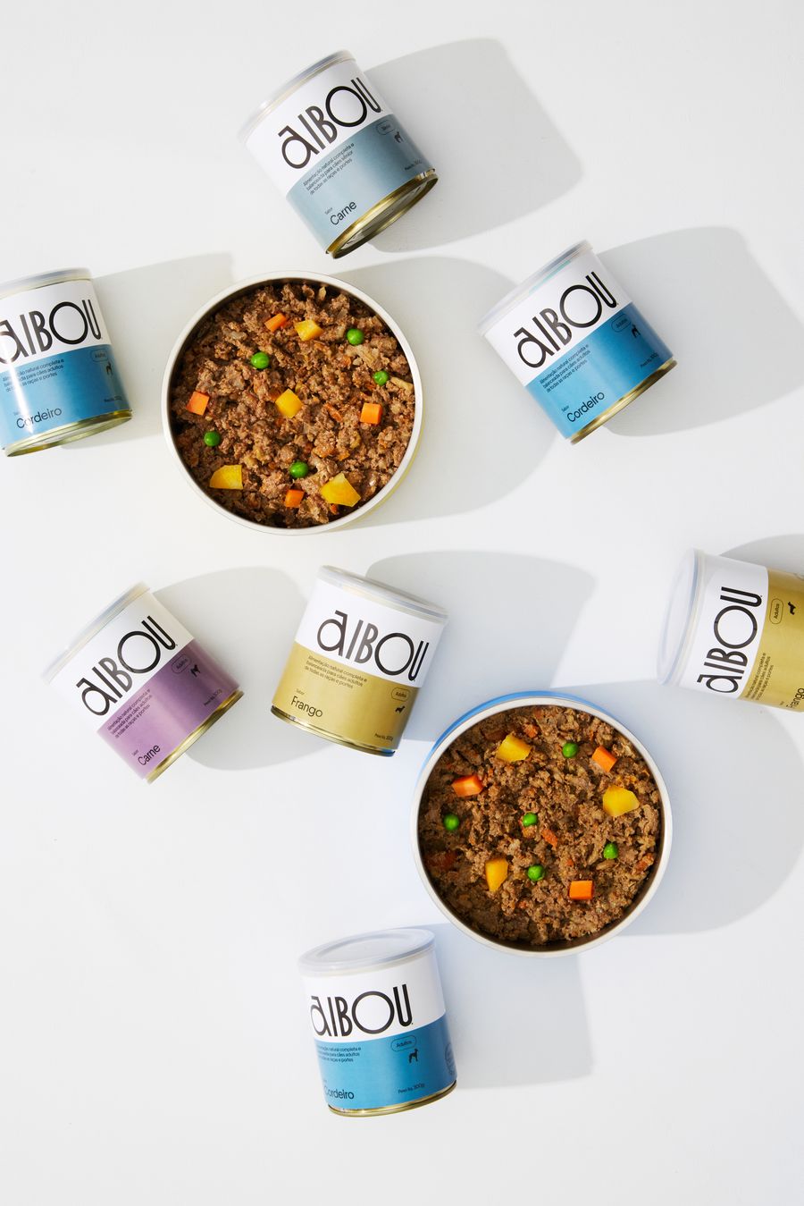 Latas Aibou e bowls servidos, vistos de cima
