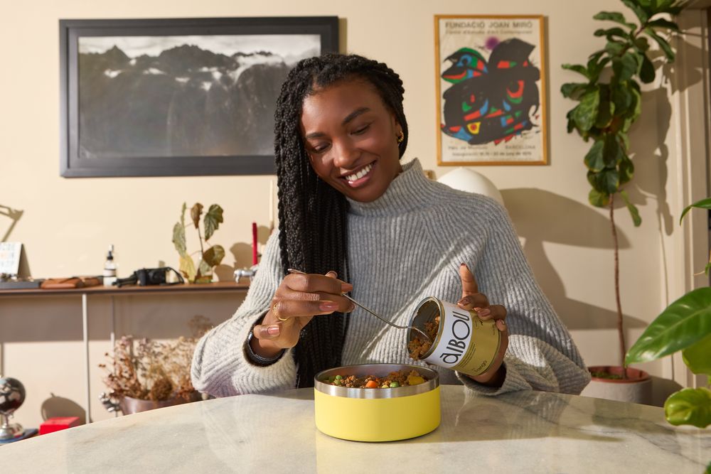 Tutora servindo a refeição sabor frango direto da lata no bowl